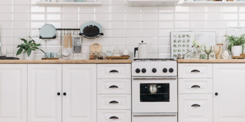 How Can White Shaker Cabinets Elevate the Look of Your Kitchen: Transform Your Space with Timeless Elegance